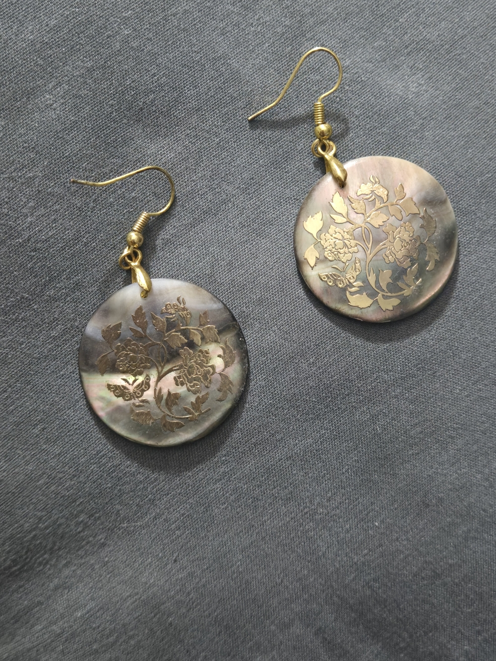 Gold-tone Mother of Pearl Shell Round Bead Pendant Dangle Earrings